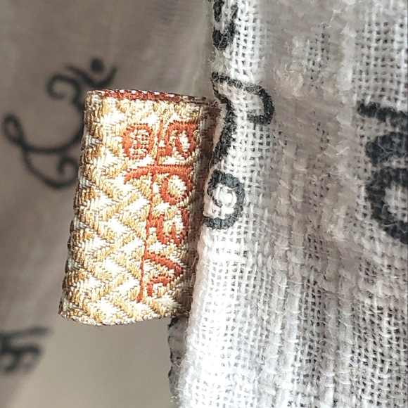 Veda Long Sleeve White and Black V-neck Top, Size: Lg. - Picture 7 of 9